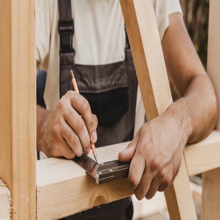 persona-tomando-medidas-sobre-madera